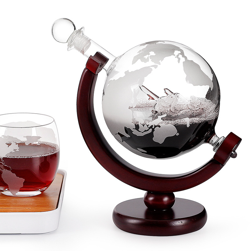 Set Sticla decantor Edman, forma glob pamantesc, cu suport din lemn si 2 pahare pentru vin, Visiniu